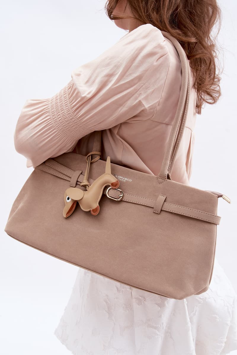 Flora&Co Béžová kabelka s přívěskem jezevčíka 5