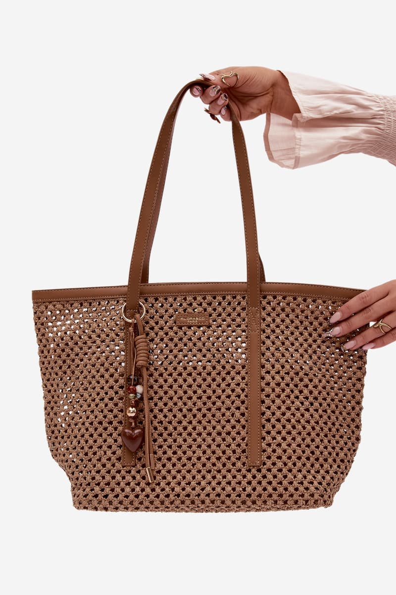 Flora&Co pletená shopper taška s přívěskem světle hnědá 3