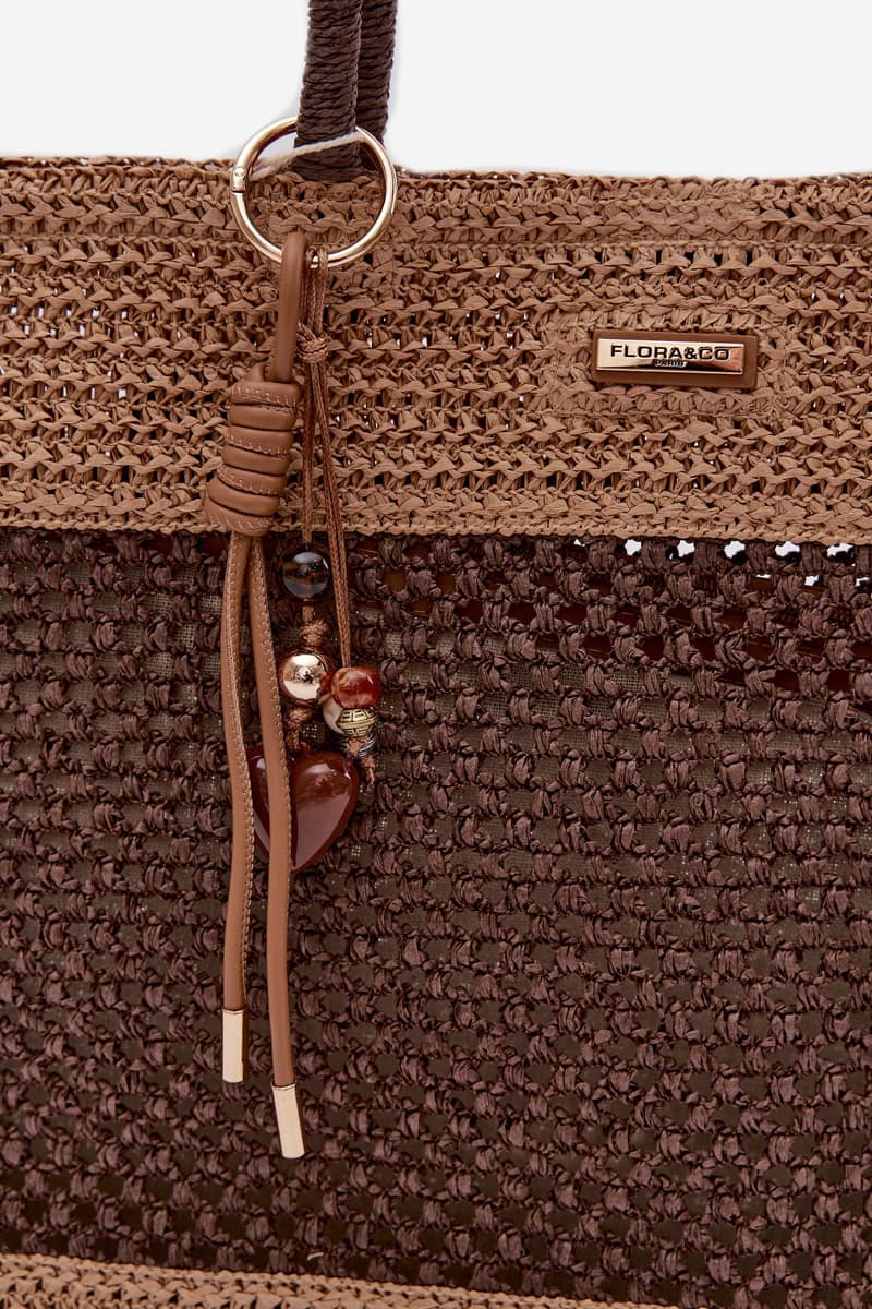 Flora&Co hnědá pletená shopper taška s přívěskem 4
