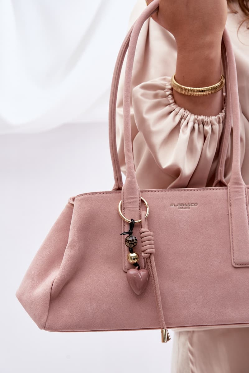 Flora&Co kabelka z umělé semiše s přívěskem 5