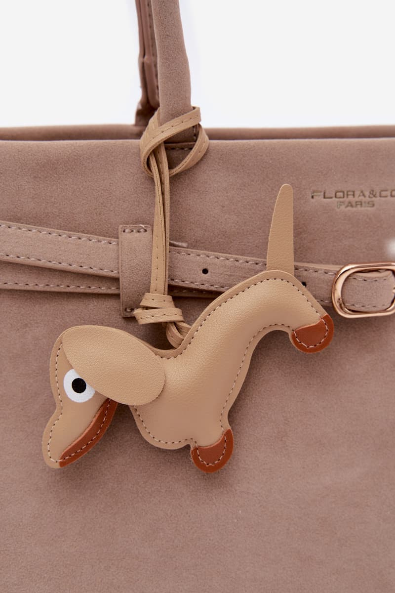 Flora&Co Béžová kabelka s přívěskem jezevčíka 4