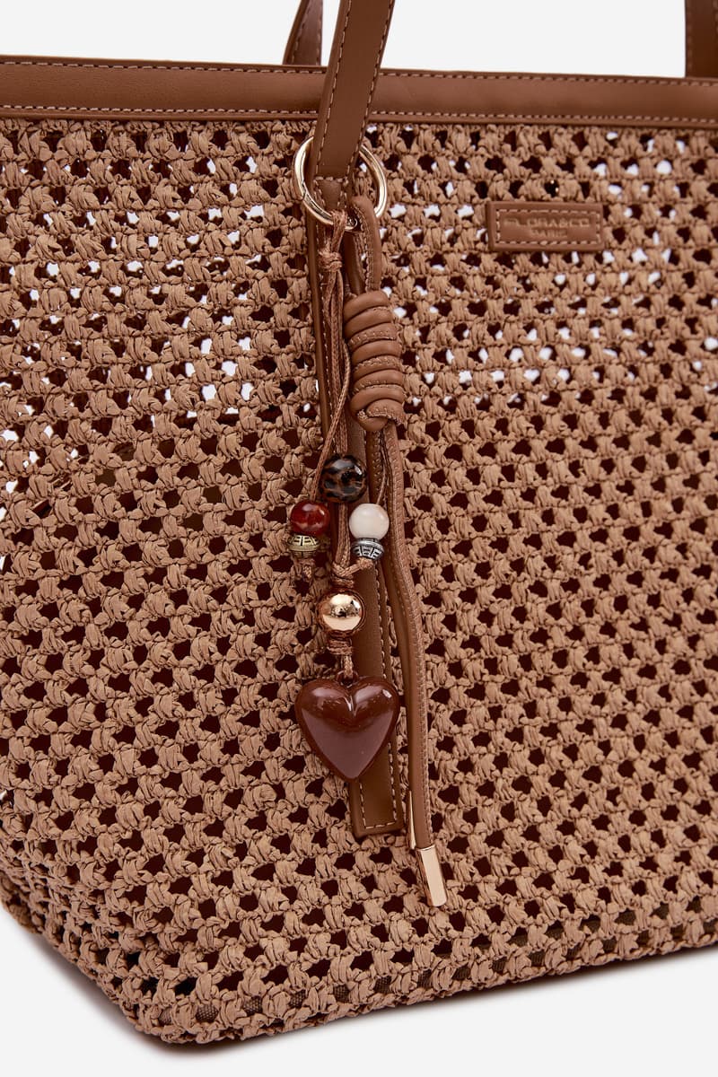 Flora&Co pletená shopper taška s přívěskem světle hnědá 4
