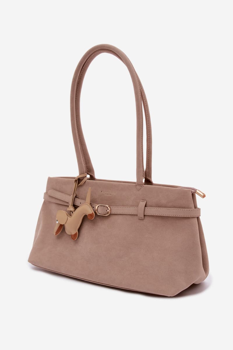 Flora&Co Béžová kabelka s přívěskem jezevčíka 2