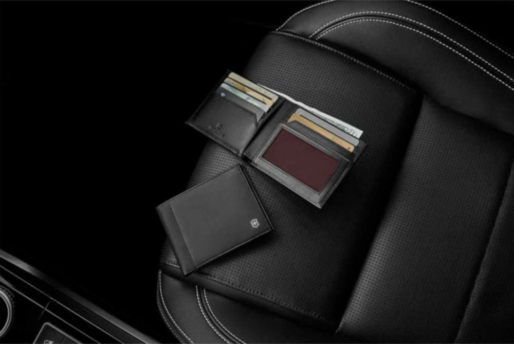 Kožená peněženka Victorinox Altius Alox Bi-Fold 611570 bez přihrádky na drobné 6