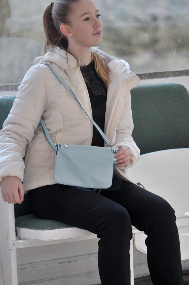 MaxFly Menší kožená crossbody kabelka 5474 celeste světle modrá 6
