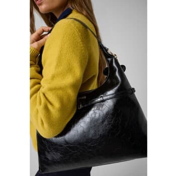 Kabelka Guess Taylor Hobo 3