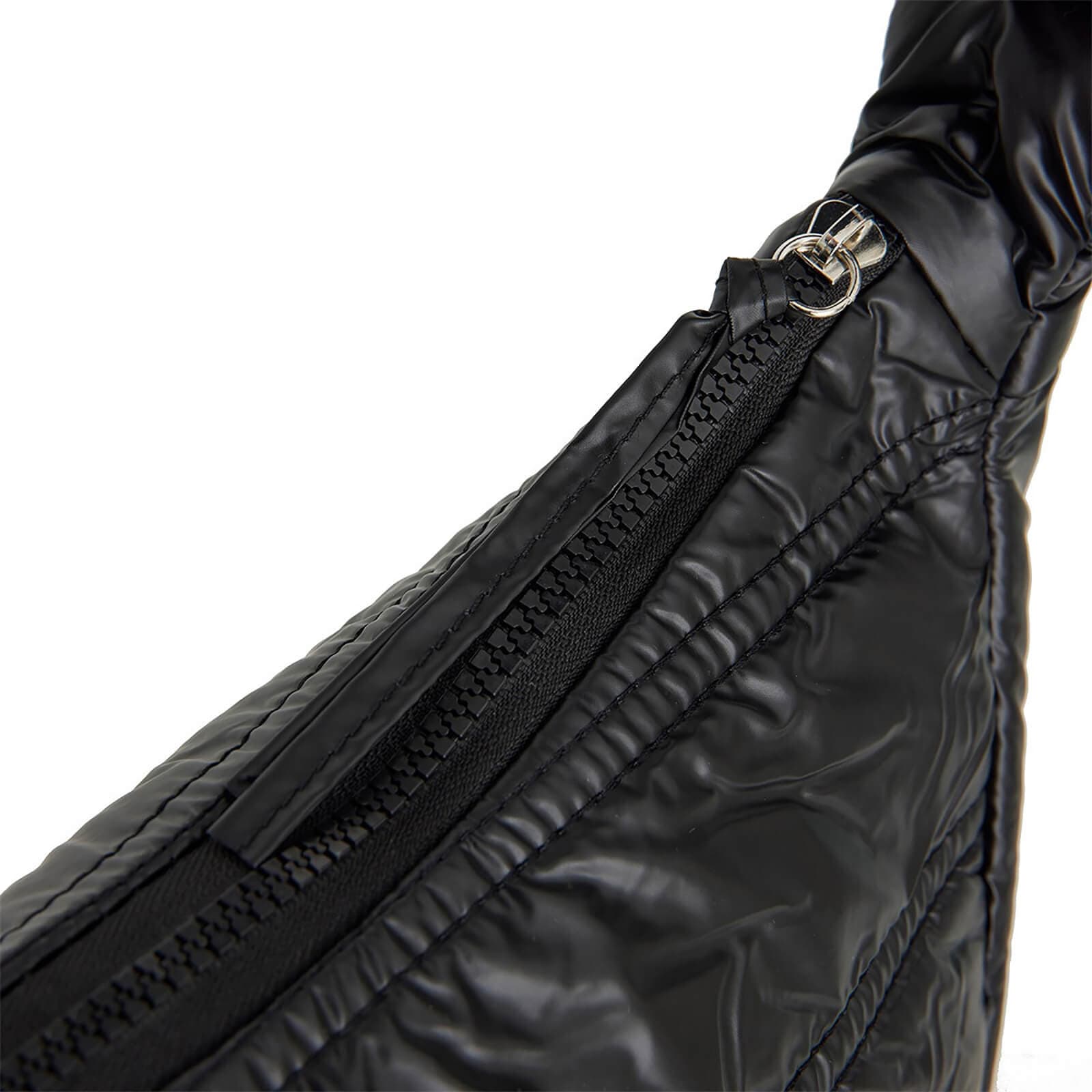 Lesklá crossbody kabelka New Rebels Tinna, černá 6