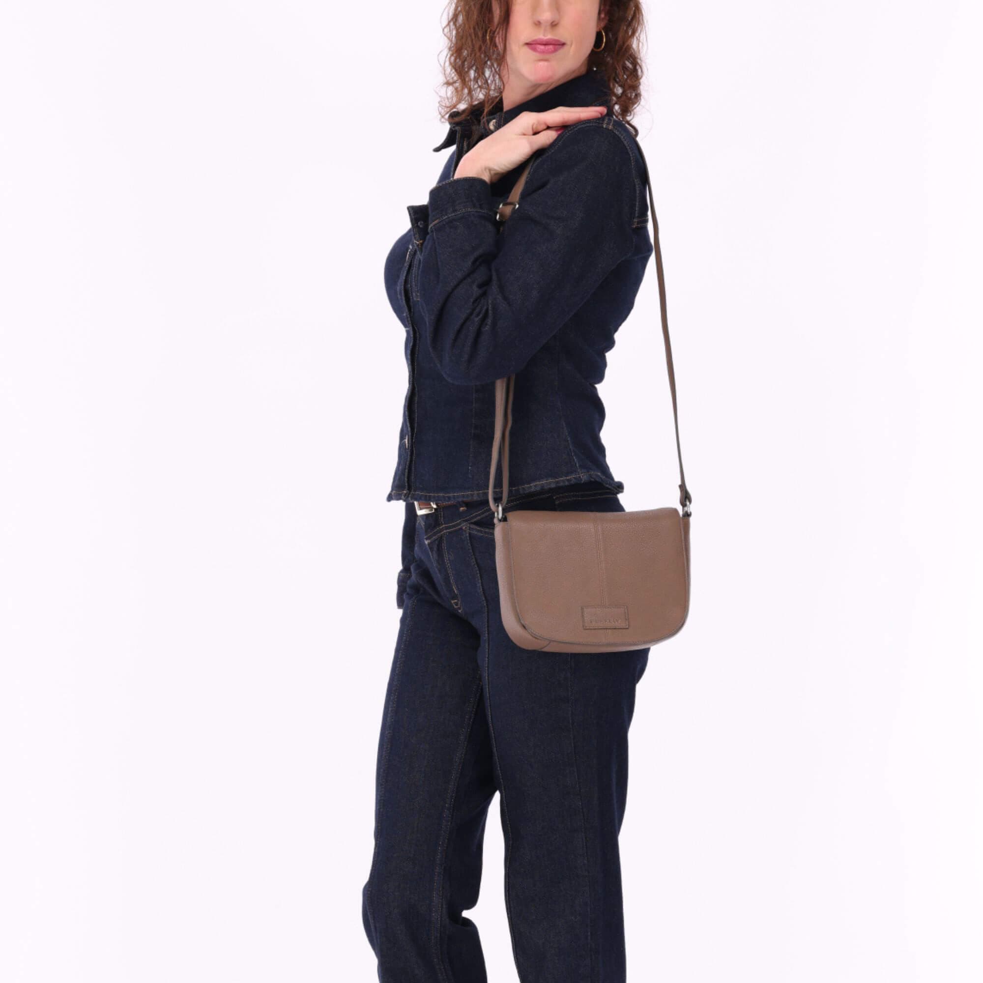 Crossbody kožená kabelka Burkely Liva, hnědá 5