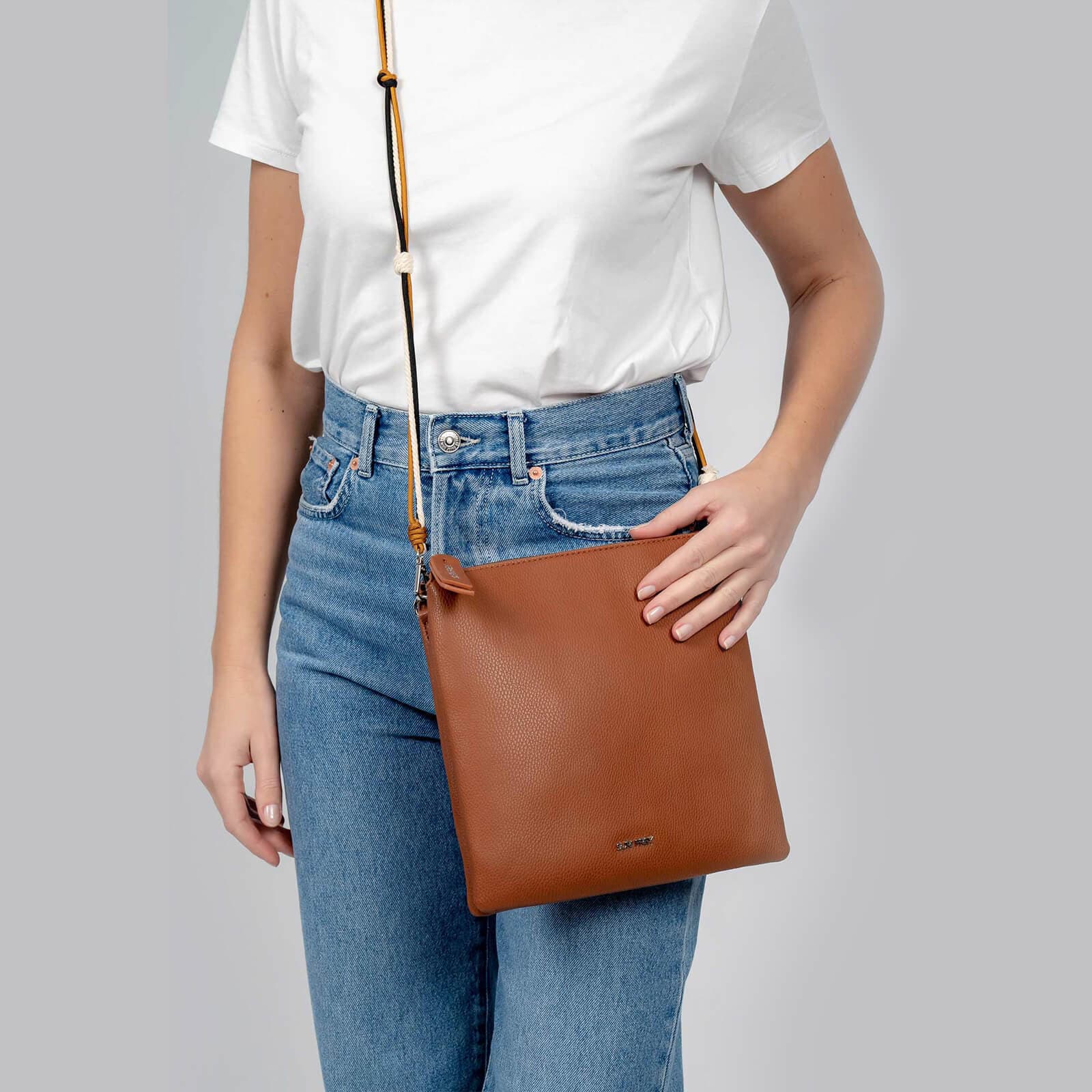 Crossbody Suri Frey Alla, hnědá 6