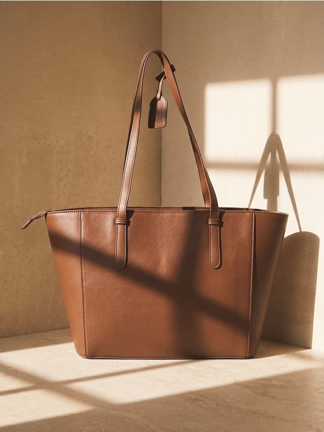 Shopper taška z imitace kůže s přívěskem, hnědá