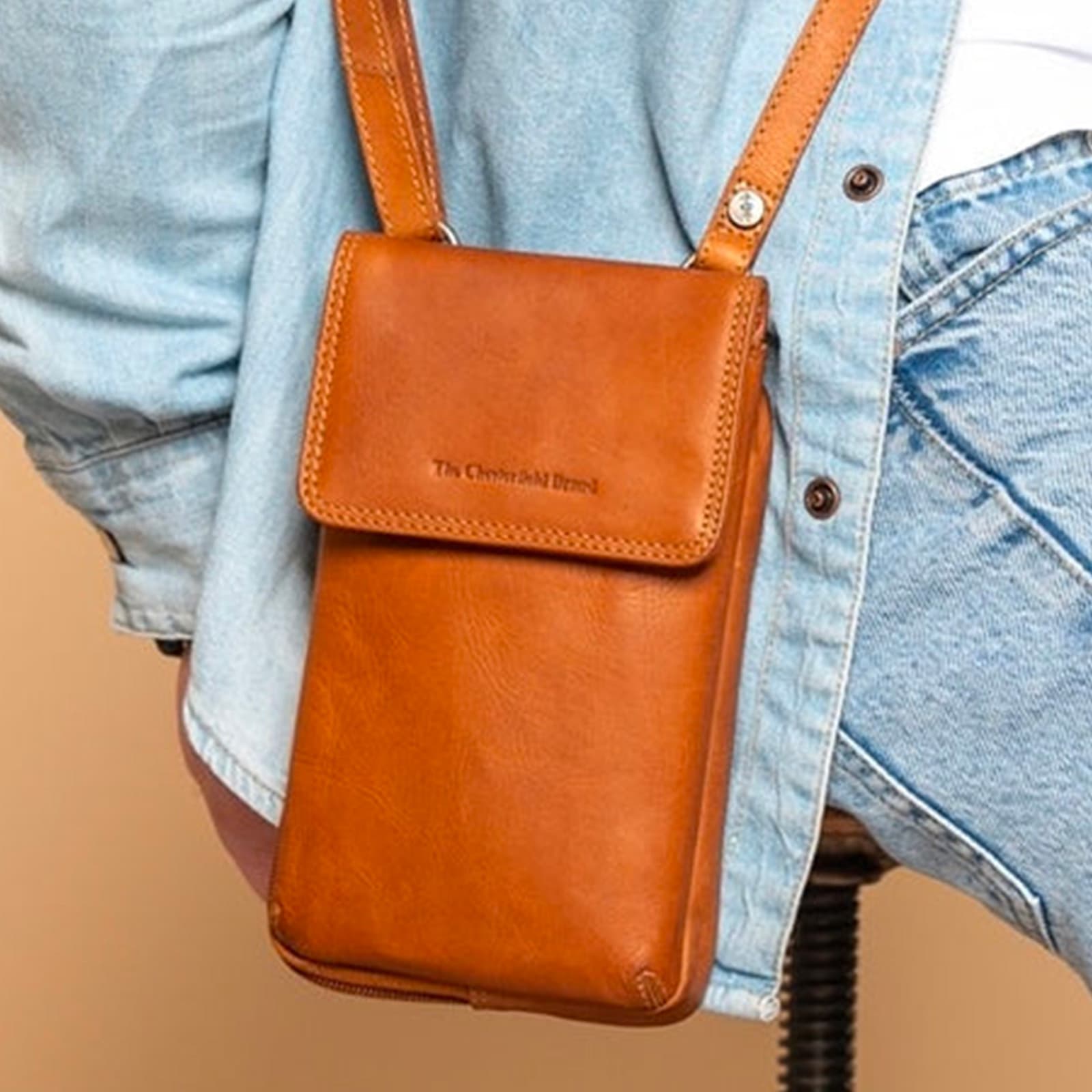 Kožená crossbody kabelka na doklady The Chesterfield Brand Langly